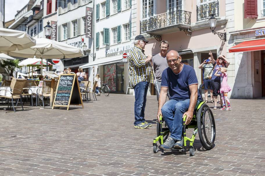 Märetplatz Solothurn: Rollstuhlfahrer Stefan Keller zeigt Tempo.